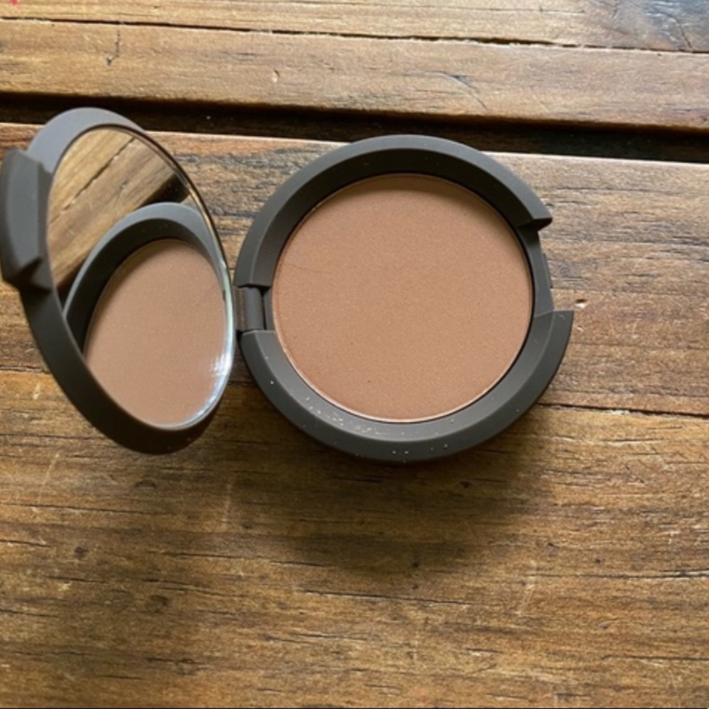 ๐Dark Golden Becca Multitasking Perfecting Powder - Picture 3 of 4